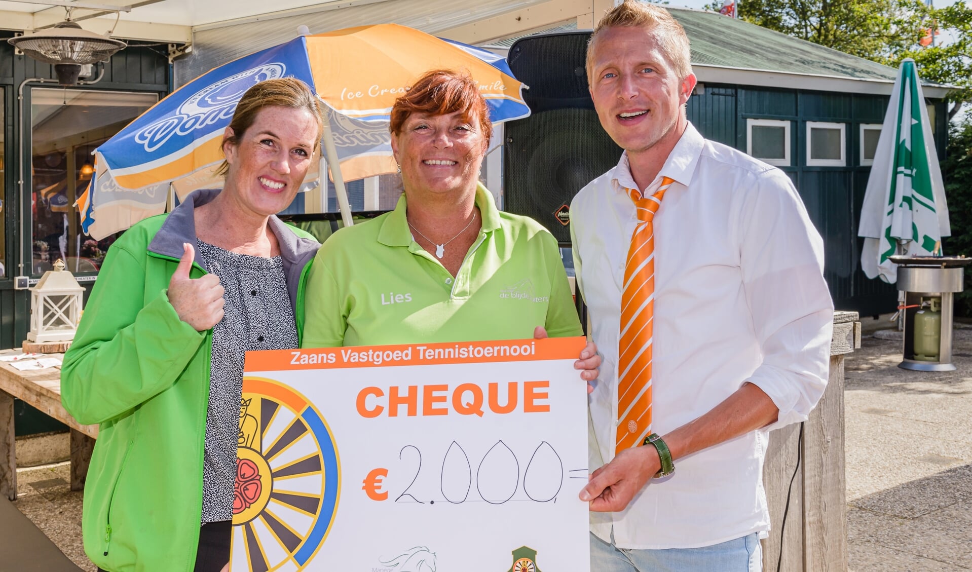 Instructeurs Maartje en Lies van manege De Blijde Ruiters ontvangen een cheque van 2.000 euro van Dirk Woord, voorzitter van Tafelronde 12 Zaanstreek.