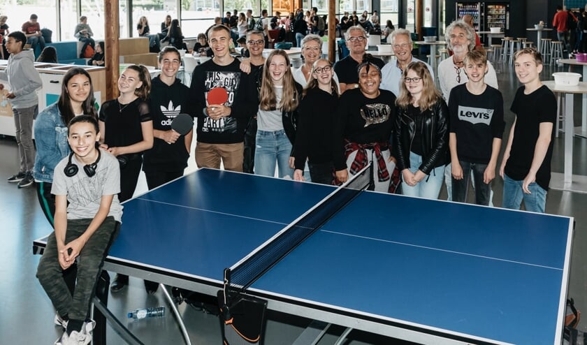 Op de voorgrond een deel van de leerlingen. Achter hen bestuursleden van de Rotaryclub Purmerend Waterland.