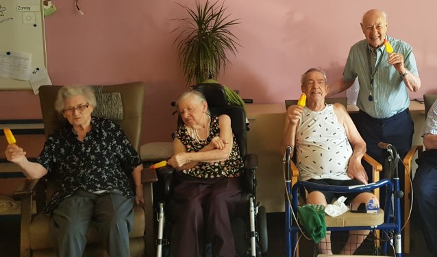 De bewoners van Avondlicht genieten zichtbaar van het ijsje.