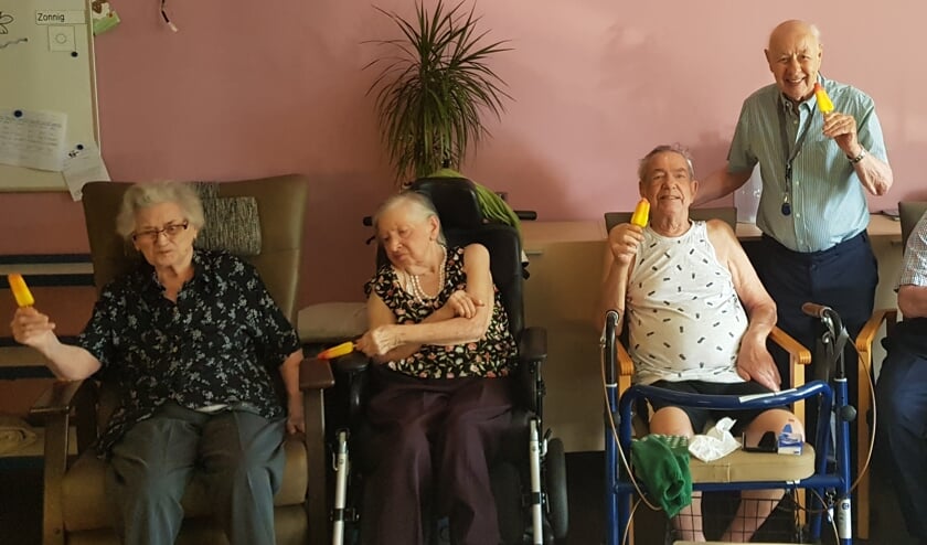 De bewoners van Avondlicht genieten zichtbaar van het ijsje.
