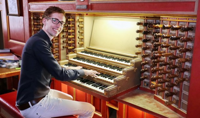 Gert van Hoef aan het orgel.