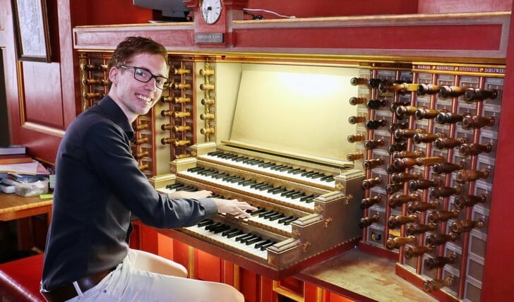 Gert van Hoef aan het orgel.
