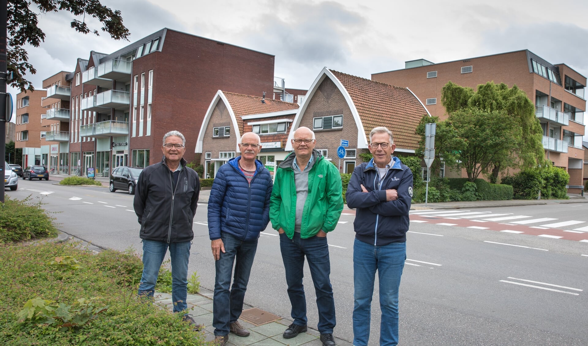 Vrijwilligers Roland Soumokil, Hans Kaptein, Nico Konijn en Jan Insing in de befaamde bocht Middenweg-Bickerstraat.