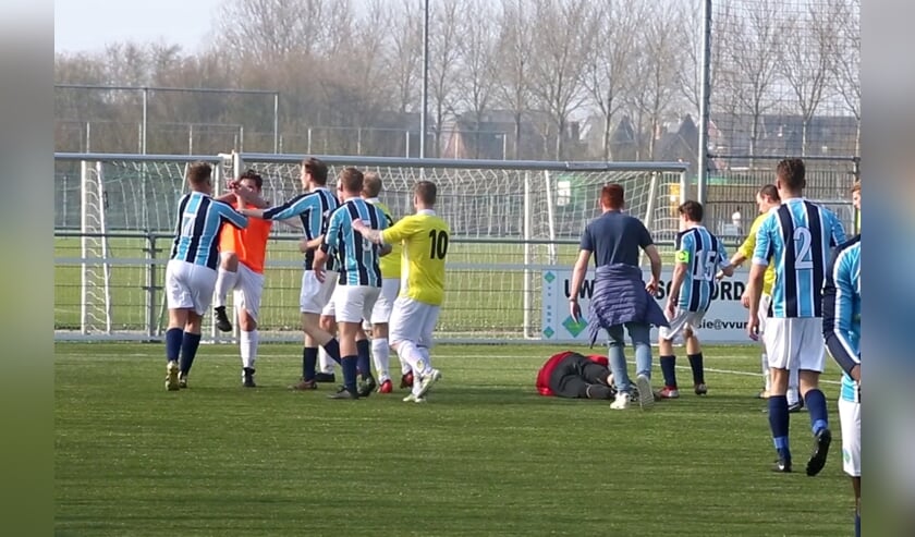 Terwijl de keeper buiten westen op het veld lag, vielen zijn teamgenoten de dader - de grensrechter van de tegenpartij - aan.