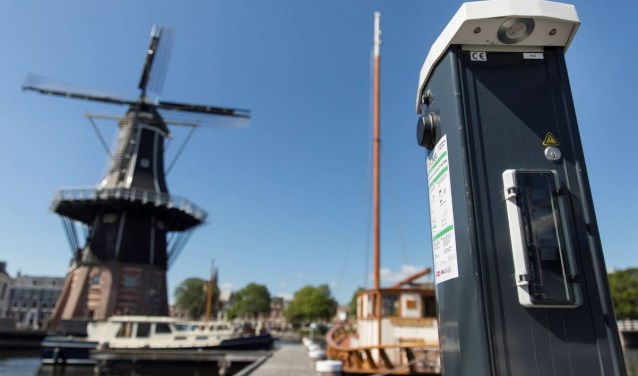 Een laadpaal voor boten bij Molen de Adriaan.