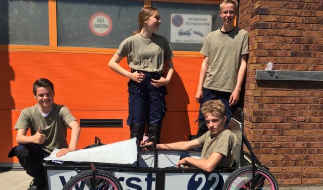 Andy, Lisette, Daan en Kyo (zittend in zeepkist) van "Worst 22".