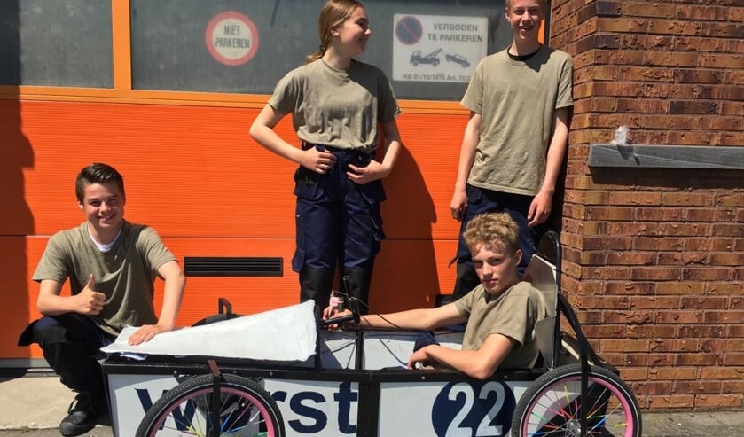 Andy, Lisette, Daan en Kyo (zittend in zeepkist) van "Worst 22".