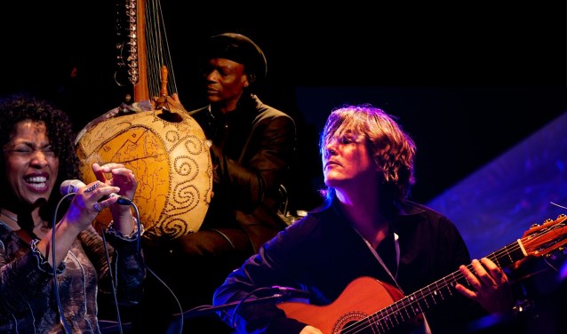 [foto Boi Akih wordt gevormd door Monica Akihary, Zoumana Diarra en Niels Brouwer.