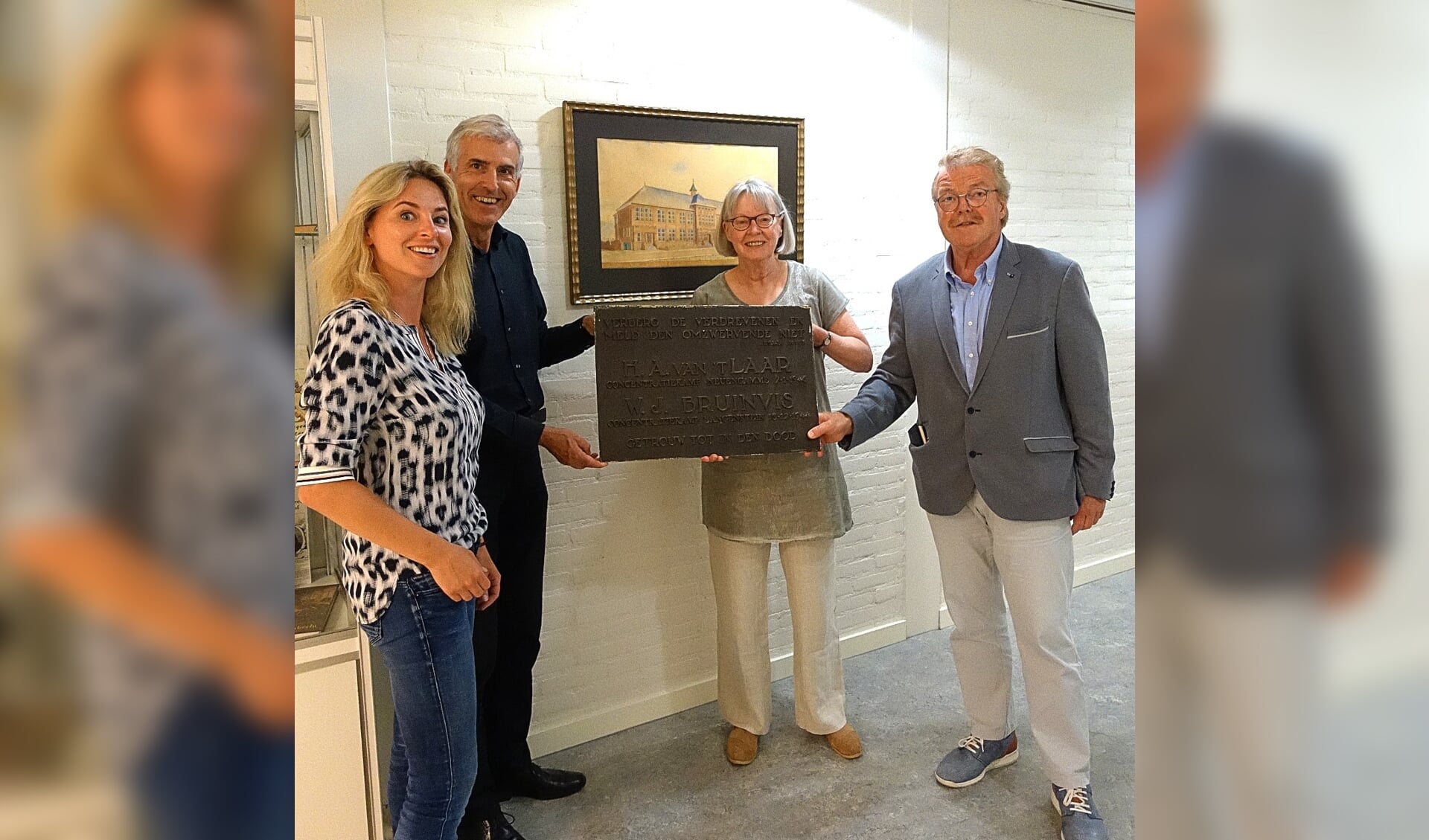 Een bronzen plaquette die herinnert aan het verzet van twee docenten van de Julianaschool werd teruggegeven aan de erfgenaam ervan, het csg Jan Arentsz.