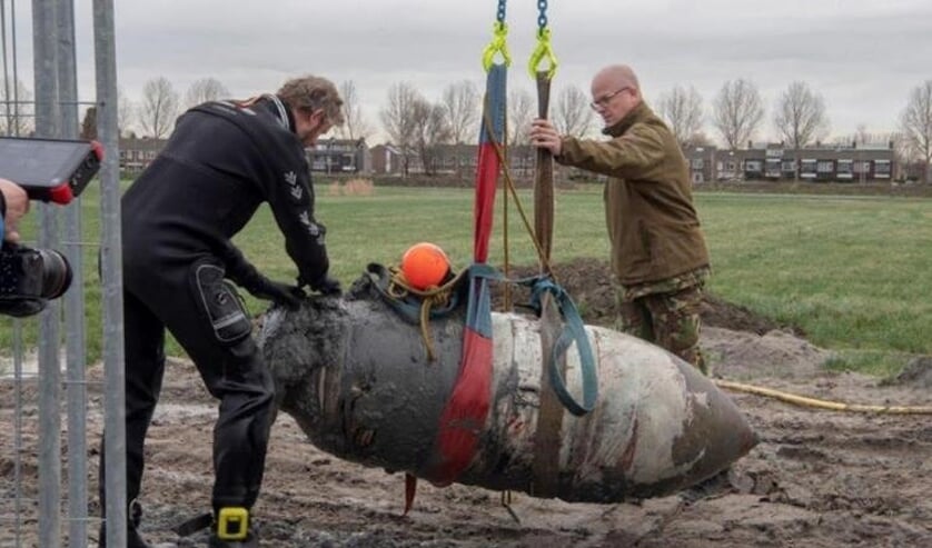 De opgraving van de bommen in Rijsenhout.