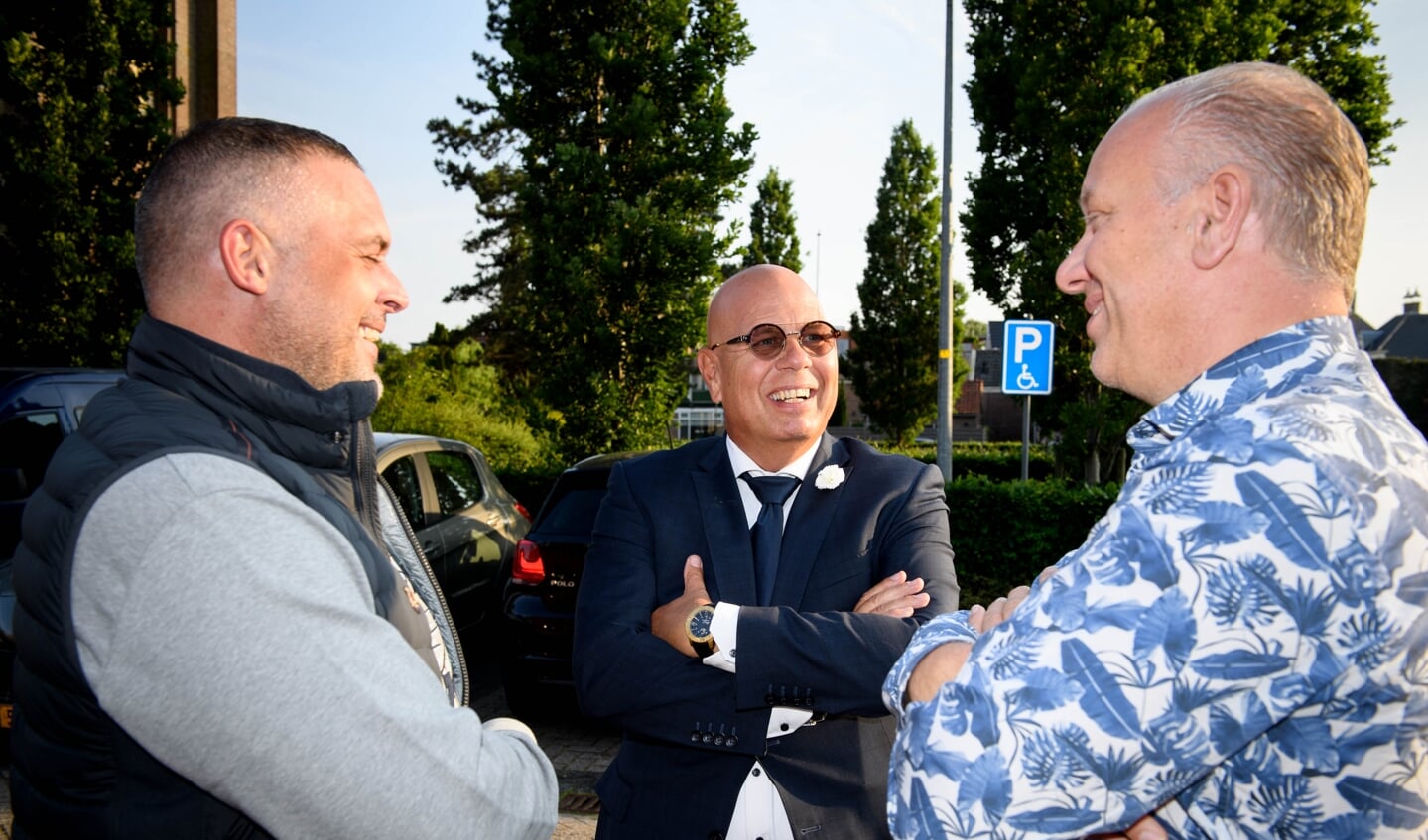 Burgemeester Franx (m) in gesprek met twee Koggenlandse veteranen.
