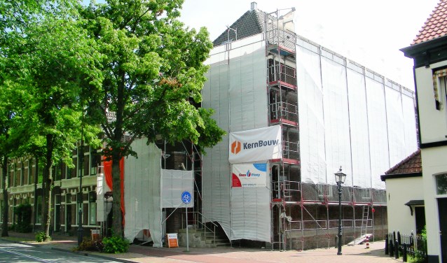 De restauratie is begonnen.