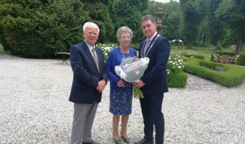 Het diamantenpaar samen met loco-burgemeester Schoorl (rechts).