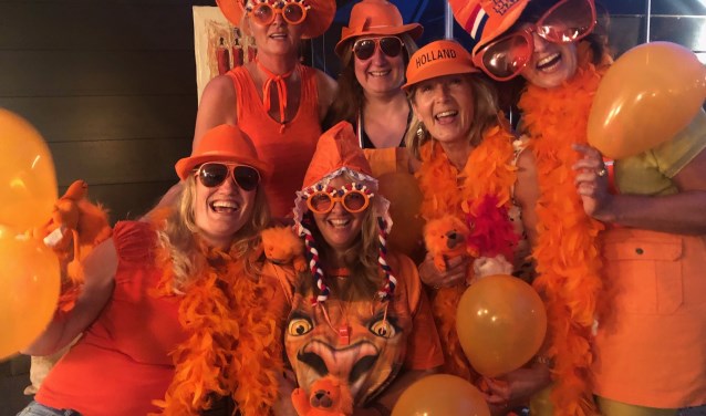 Afra, Anita, Carla, Eray, Jacqueline en Petra zitten dinsdag 25 juni klaar voor de wedstrijd Nederland-Japan.