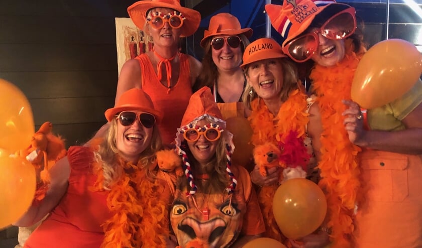 Afra, Anita, Carla, Eray, Jacqueline en Petra zitten dinsdag 25 juni klaar voor de wedstrijd Nederland-Japan.