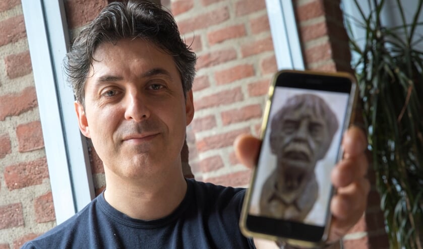 Fabio Ravisani met zijn kunstwerk dat in Slot Zeist is bewonderen van 1 september tot en met 17 novermber.