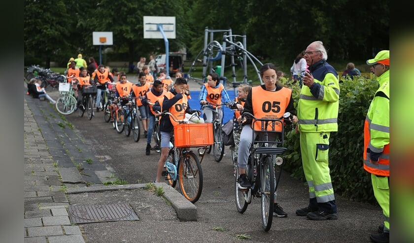 Met korte tussenpozen mogen de kinderen om-en-om vertrekken voor hun examenrit.