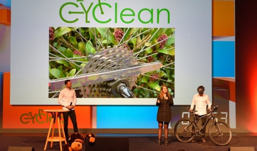 Cyclean aan het pitchen voor de jury.