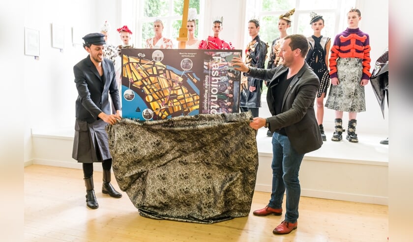 Wethouder Bashara (r) opende de fashion tour van modeontwerper Sepehr Maghsoudi (l).