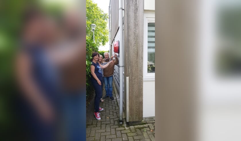 De bewoners zijn blij met de buurt-AED.