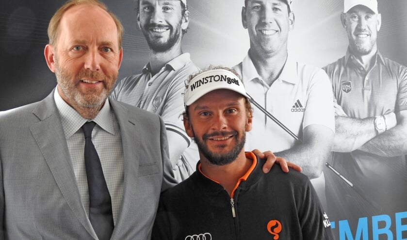 Daan Slooter met Joost Luiten vooraf aan de honderdste editie van het KLM Open. ,,Voorlopig gaan we gewoon door met organiseren.''