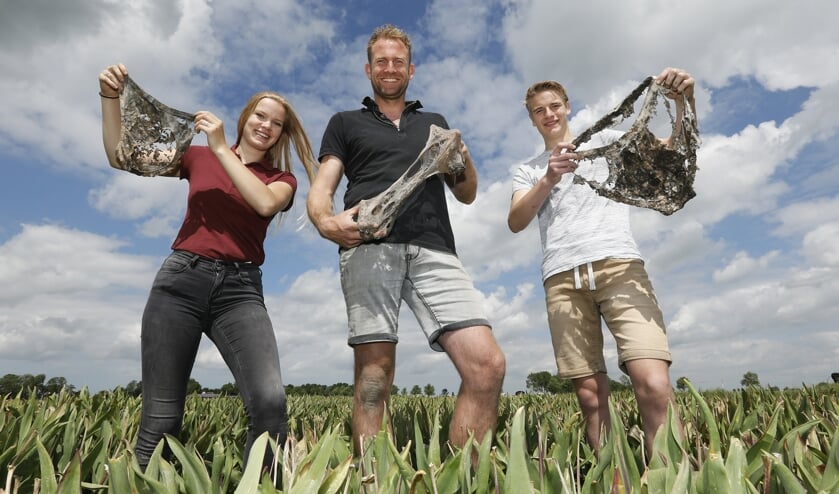 Vlnr: Karlijn van Andel (studente Clusius College), tulpenboer Tom Groot en Rowin Hartman Kok (student Clusius College) met hun opgegraven onderbroeken.