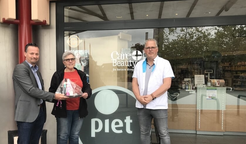 Wethouder Paul van Meekeren reikte de prijs uit aan Adri Veltman. Rechts Arno van der Vliet, manager bij Drogisterij Piet.