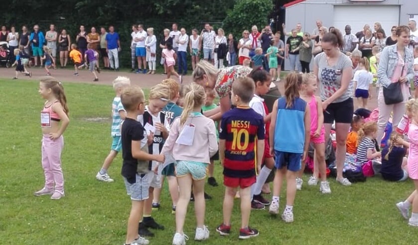 Leerlingen van OBS de Wagemaker rennen zich moe voor War Child