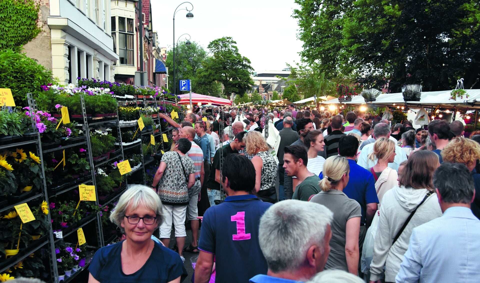 De Luilakmarkt wordt altijd druk bezocht in Haarlem.