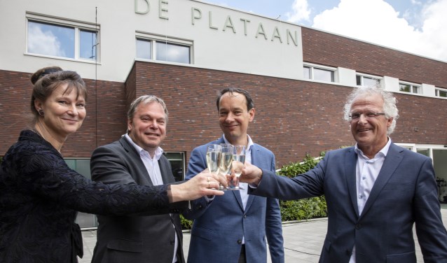 Proosten op de naam van het duurzame kantoorpand ‘DePlataan’ vlnr: Marjan Minnesma (Urgenda), Rob Opdam (Gemeente Heiloo),Ernest Briët (Landschap Noord-Holland), Dick Tromp (Kennemer Wonen)