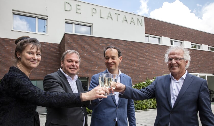 Proosten op de naam van het duurzame kantoorpand ‘DePlataan’ vlnr: Marjan Minnesma (Urgenda), Rob Opdam (Gemeente Heiloo),Ernest Briët (Landschap Noord-Holland), Dick Tromp (Kennemer Wonen)