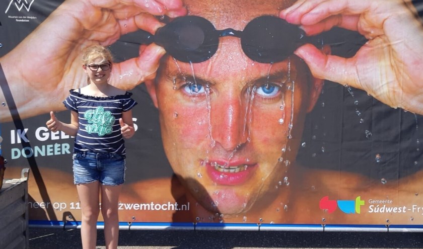 Na de zwemtocht poseert Elyysa bij 'held' Maarten van der Weijden..