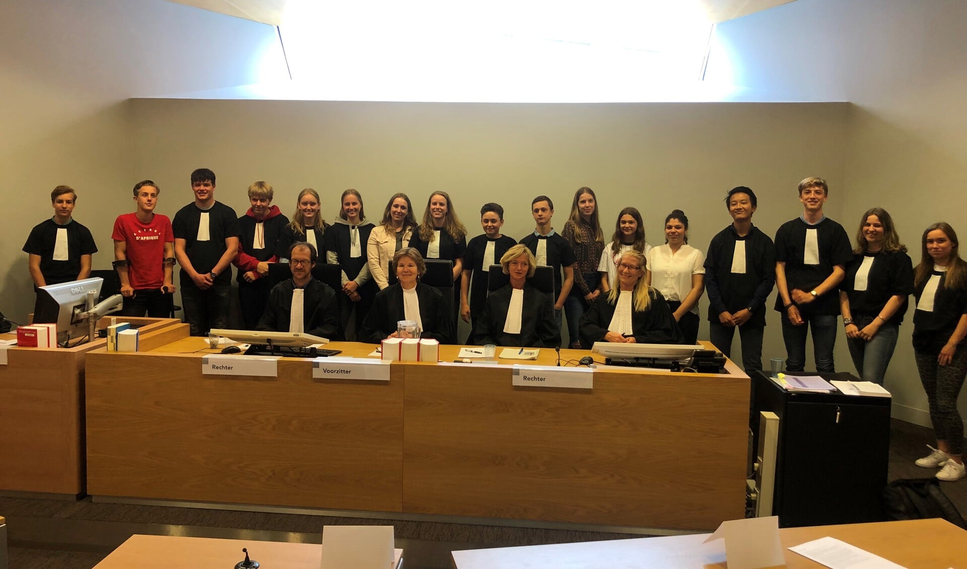 aandag 3 juni werden op de Rechtbank Alkmaar 17 jongerenrechters beëdigd die de Jongerenrechtbank van de Berger Scholengemeenschap gaan vormen. 