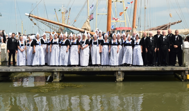 <p>Het koor is weer gestart met repeteren op anderhalve meter afstand. Deze foto dateert van voor de coronatijd.</p>