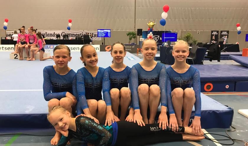 Eva Nieuwenhuizen, Merel Winder, Mara Slippens, Zoë Voorthuijzen, Sam van der Hilst. Op de grond Isa Droomers (deed mee aan een andere wedstrijd)