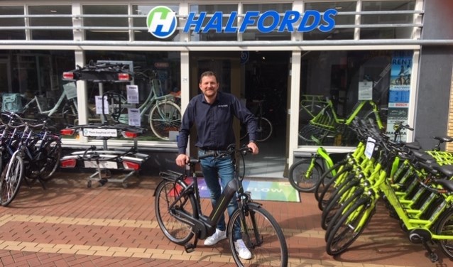 Ralph Artz van Halfords met de Hercules E-bike voor zijn winkel in de Keizerstraat.