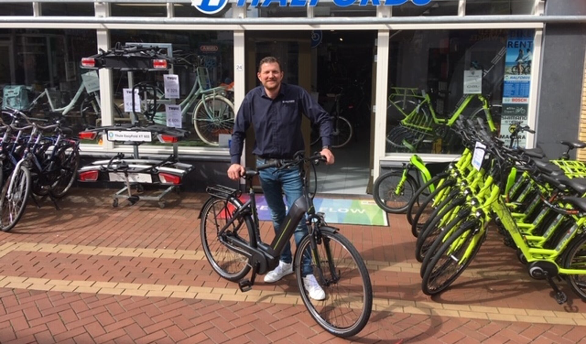 Ralph Artz van Halfords met de Hercules E-bike voor zijn winkel in de Keizerstraat. 