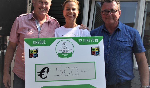 Wethouder Mario Hegger overhandigt de cheques aan stichting KinderBeestFeest