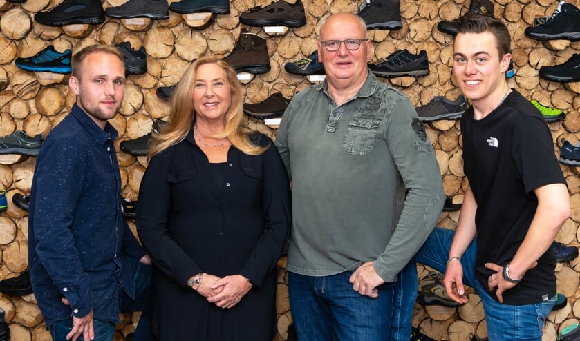 Het vaste team van de speciaalzaak. Met centraal Linda en Joop Bakker. Zij worden geflankeerd door Patrick en Sven.