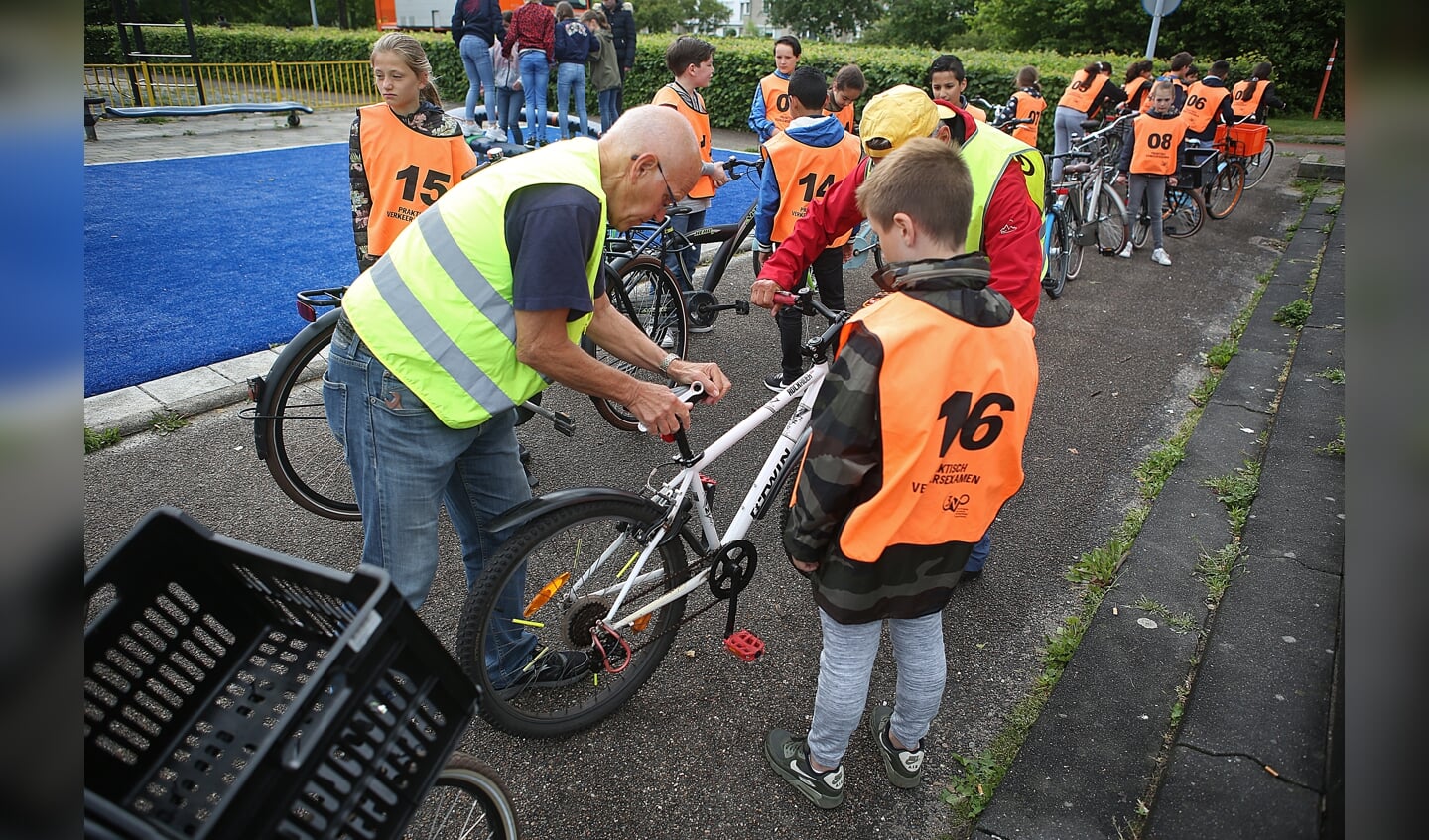 Alvorens de kinderen mogen starten aan het praktisch examen worden hun fietsen gecontroleerd. 