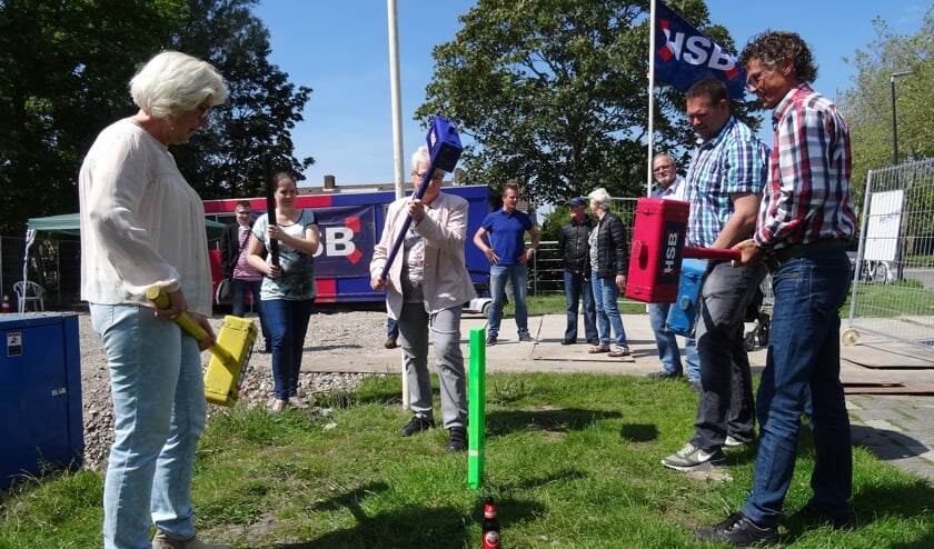 Symbolisch slaan van de eerste paal van wijkgebouw voor De Groene Schakel