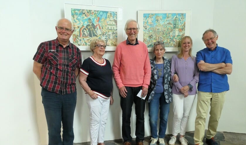 Op de foto het bestuur en de samenstellers van het boek.