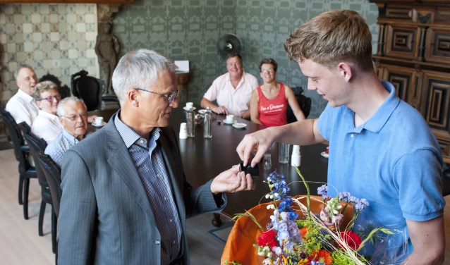 Op uitnodiging van wethouder Dijkman kwam Van Etten afgelopen maandag met familieleden naar het stadhuis om daar te worden gehuldigd.