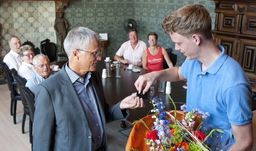 Op uitnodiging van wethouder Dijkman kwam Van Etten afgelopen maandag met familieleden naar het stadhuis om daar te worden gehuldigd.