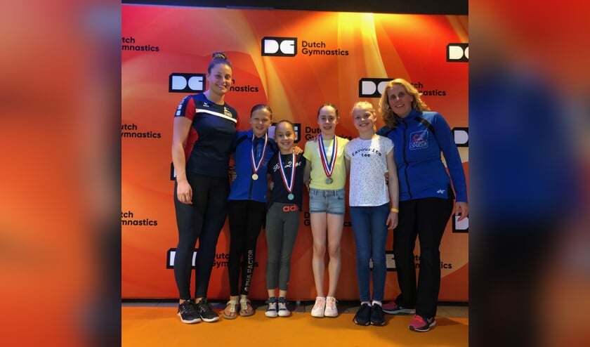 Trainster Priscilla Braas, Eva Nieuwenhuizen, Merel Winder, Mara Slippens, Sam van der Hilst en hoofdtrainster Monique Zwarthoed.