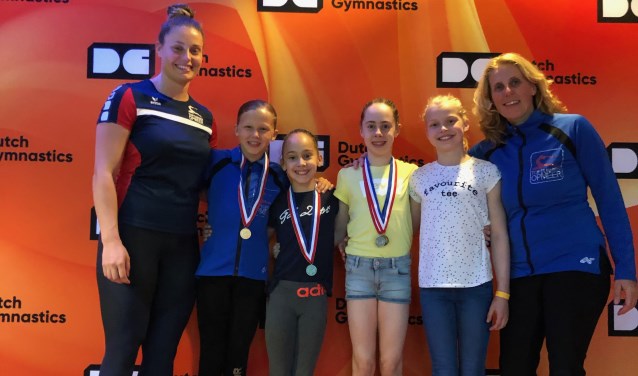 Vlnr. Trainster Priscilla Braas, Eva Nieuwenhuizen, Merel Winder, Mara Slippens, Sam van der Hilst en hoofdtrainster Monique Zwarthoed.