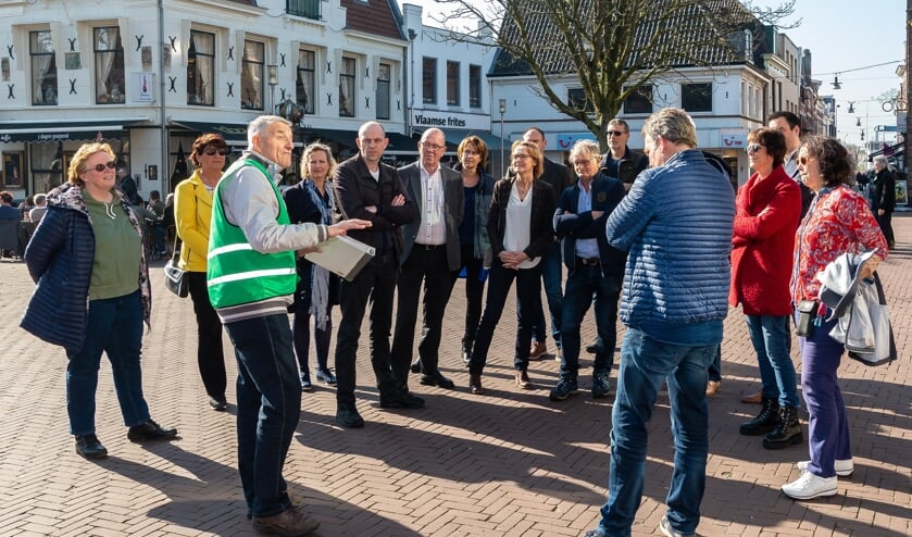 De ondernemers kregen onderweg van Gildegids Dick Blokker alle ins en outs te horen.