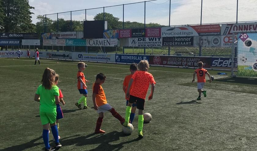 De kinderen zijn prima bezig op sportpark de Vlotter.