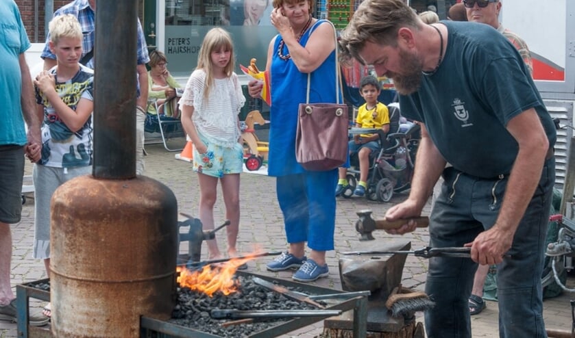 Diverse ambachten uit de zeventiende eeuw worden gedemonstreerd.