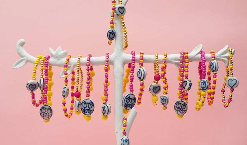 Lieke Zwijsen maakt armbandjes om vluchtelingen te helpen.